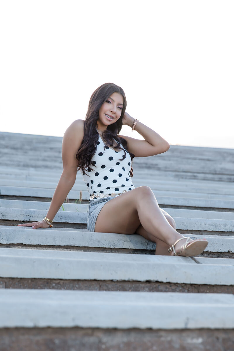 Miranda sentada en las escalinatas al atardecer